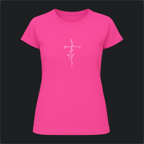Camiseta com estampa frontal de uma cruz ornamentada por delicados ramos florais que se entrelaçam ao longo de toda sua extensão, detalhando folhas.