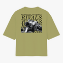 Camiseta com estampa frontal de texto "RIVALS" no lado superior e estampa traseira de carros de corrida com texto sobrepostos "NO SAFETY. NO MERCY. RIVALS".