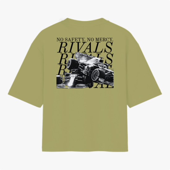 Camiseta com estampa frontal de texto "RIVALS" no lado superior e estampa traseira de carros de corrida com texto sobrepostos "NO SAFETY. NO MERCY. RIVALS".