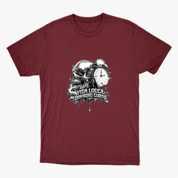 Camiseta com estampa frontal de caveira metálica ao lado de um relógio analógico e a frase "VIDA LOUCA DINHEIRO CURTO" em letras estilizadas.