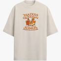 Camiseta com estampa frontal de duas galinhas sentadas à mesa com copos, cercadas por texto estilizado em torno delas.