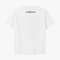 Camiseta com estampa frontal de mãos envolvendo a palavra "AUTISMO" e a frase "Ser diferente é normal" e estampa traseira de texto "Acalmarsi".