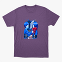 Camiseta com estampa frontal de duas figuras de perfil, uma com cachecol, enquadradas por um emblema, com silhuetas de várias pessoas ao fundo.