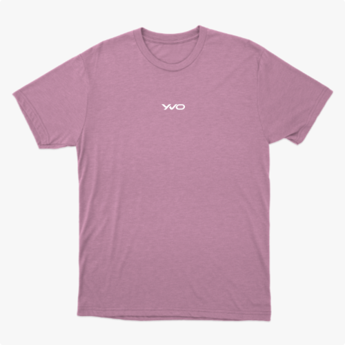 Camiseta com estampa frontal de um pequeno logotipo estilizado com as letras "WO" centralizado abaixo da linha do peito.