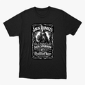 Camiseta com estampa frontal de rótulo estilizado contendo ilustração de pirata e textos variados em estilo clássico, imitando uma famosa marca de bebida.