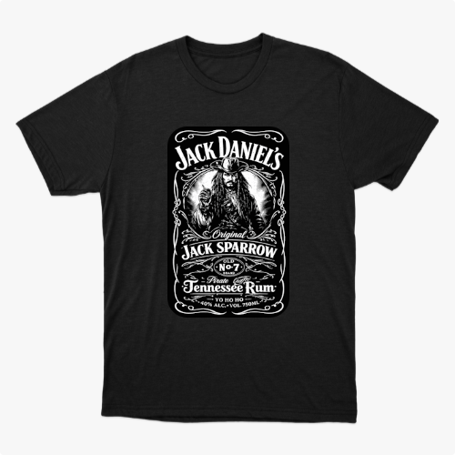Camiseta com estampa frontal de rótulo estilizado contendo ilustração de pirata e textos variados em estilo clássico, imitando uma famosa marca de bebida.