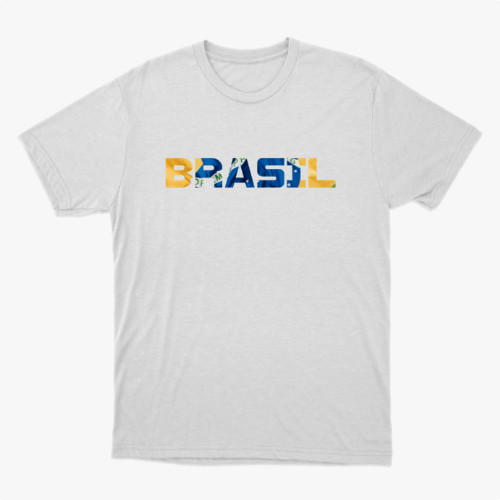 Camiseta com estampa frontal de "BRASIL" em letras preenchidas por elementos gráficos variados e estampa traseira discreta com a frase "AGTBB FBRKM 100".