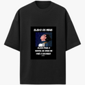 Camiseta com estampa frontal de um personagem animado olhando para cima sob chuva, acompanhado da frase "ELEVO OS MEUS OLHOS PARA O MONTE; DE ONDE ME VIRÁ O SOCORRO?" e referência a Salmo 121.