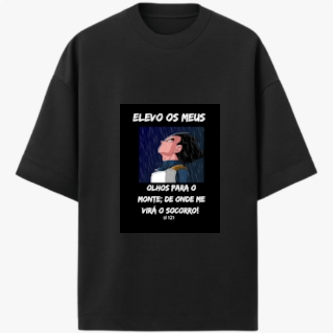 Camiseta com estampa frontal de um personagem animado olhando para cima sob chuva, acompanhado da frase "ELEVO OS MEUS OLHOS PARA O MONTE; DE ONDE ME VIRÁ O SOCORRO?" e referência a Salmo 121.