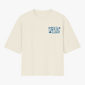 Camiseta com estampa frontal de "Jesus Cristo" em efeito desgastado e estampa traseira ampliada do mesmo motivo com visual rústico.