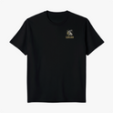 Camiseta com estampa frontal de um capacete romano ao lado da palavra "LEGIO" e estampa traseira de soldado armado com caveira, cercado por texto.
