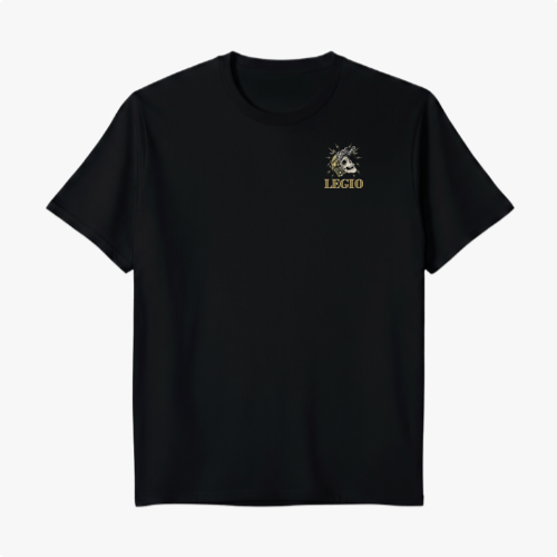 Camiseta com estampa frontal de um capacete romano ao lado da palavra "LEGIO" e estampa traseira de soldado armado com caveira, cercado por texto.