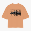 Camiseta com estampa frontal de texto "RIVALS" e estampa traseira de carros de corrida sobrepostos por "RIVALS", com a frase "THE LAST LAP WAS NEVER JUST A LAP".