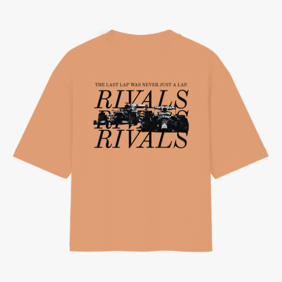 Camiseta com estampa frontal de texto "RIVALS" e estampa traseira de carros de corrida sobrepostos por "RIVALS", com a frase "THE LAST LAP WAS NEVER JUST A LAP".