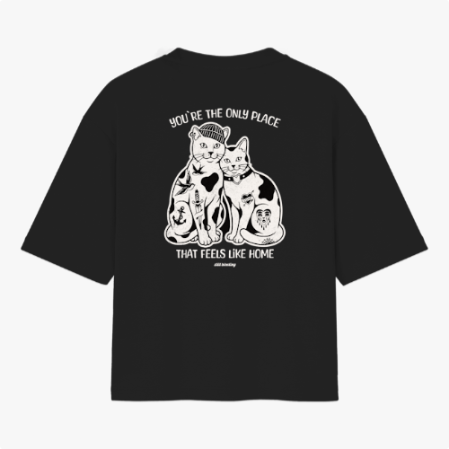 Camiseta com estampa frontal de dois gatos estilizados e na estampa traseira dois gatos lado a lado com texto "You're the only place that feels like home".