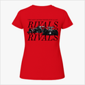 Camiseta com estampa frontal de texto minimalista "RIVALS" no lado esquerdo do peito e estampa traseira de carros de corrida com sobreposição de textos.