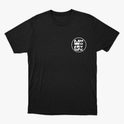 Camiseta com estampa frontal de um círculo com formas geométricas e texto centralizado, e estampa traseira de texto "AVIVA JOVEM" com chamas e citação bíblica.