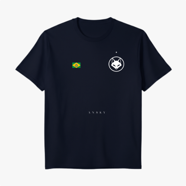 Camiseta com estampa frontal de bandeira brasileira e rosto de raposa dentro de círculo, mais texto pequeno, e estampa traseira de raposa com raquete.