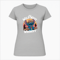 Camiseta com estampa frontal de personagem azul usando chapéu de cowboy, cercado por cactos e pôr do sol, com as palavras "WILD WEST WHIMSY".