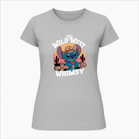 Camiseta com estampa frontal de personagem azul usando chapéu de cowboy, cercado por cactos e pôr do sol, com as palavras "WILD WEST WHIMSY".