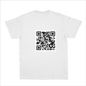 Camiseta com estampa frontal de cão estilizado em círculo lilás, com os dizeres "Heaven's Meme Ambassador" em rosa e estampa traseira de QR Code.