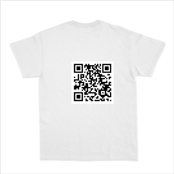 Camiseta com estampa frontal de cão estilizado em círculo lilás, com os dizeres "Heaven's Meme Ambassador" em rosa e estampa traseira de QR Code.