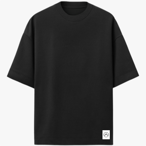 Camiseta com estampa frontal de logo minimalista e estampa traseira de arte urbana apresentando rosto estilizado com elementos geométricos e palmeiras.