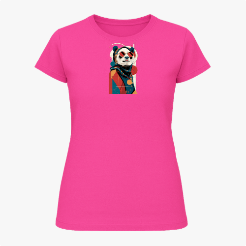 Camiseta com estampa frontal de panda estilizado, vestindo roupa clássica e chapéu, sobre fundo geométrico abstrato contrastante.
