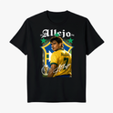 Camiseta com estampa frontal de futebolista com uniforme, troféu e dois anos em destaque acima, em frente a um grande escudo estilizado, assinada em letra cursiva.