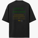 Camiseta com estampa frontal de "Stoic" no peito e estampa traseira com o texto "Love of One's Fate", acompanhada de parágrafo reflexivo e símbolos.