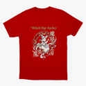 Camiseta com estampa frontal de personagem em estilo mangá, com chapéu de bruxa e elementos místicos circulares, acompanhados de texto estilizado.