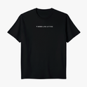 Camiseta com estampa frontal de texto "YAMA JIU JITSU" e estampa traseira de símbolo estilizado rodeado pelas palavras "YAMA JIU JITSU".
