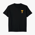 Camiseta com estampa frontal de troféu dourado pequeno e estampa traseira de troféu maior com texto "QUEM VENCER HERDARÁ TODAS ESSAS COISAS APOCALIPSE 21:7".