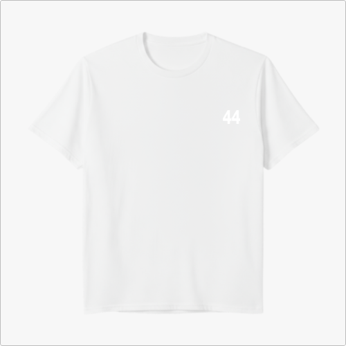 Camiseta com estampa frontal de número "44" e estampa traseira de figura de campeão segurando uma bandeira do Brasil, sobreposta a texto inspirador.