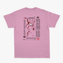 Camiseta com estampa frontal de aranha estilizada de linhas finas e estampa traseira de rosto delineado com texto e referências icônicas.