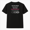 Camiseta com estampa frontal de texto pequeno "NINES RUNNING DEPT" e símbolo de corrente, e estampa traseira de texto "OUT-OF-OFFICE" com temas de corrida.