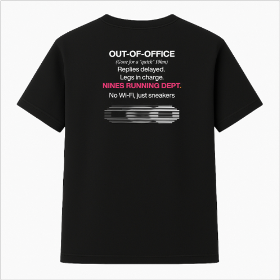 Camiseta com estampa frontal de texto pequeno "NINES RUNNING DEPT" e símbolo de corrente, e estampa traseira de texto "OUT-OF-OFFICE" com temas de corrida.