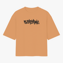Camiseta com estampa frontal de texto estilizado semelhante a grafite e estampa traseira de desenho abstrato com rosto sorridente e texto grande.