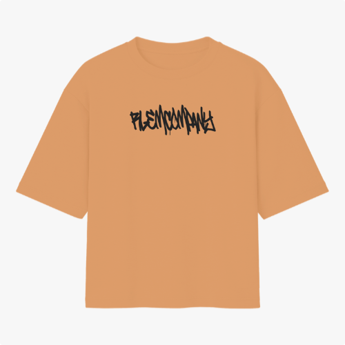 Camiseta com estampa frontal de texto estilizado semelhante a grafite e estampa traseira de desenho abstrato com rosto sorridente e texto grande.