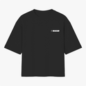 Camiseta com estampa frontal de um pequeno retângulo contendo o texto "INFINITY" em letras grandes e um símbolo ao lado, ambos dentro de um fundo claro.