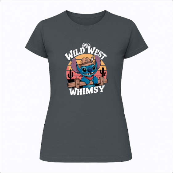 Camiseta com estampa frontal de personagem azul usando chapéu de cowboy, cercado por cactos e pôr do sol, com as palavras "WILD WEST WHIMSY".