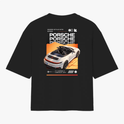 Camiseta com estampa traseira de carro conversível em perspectiva traseira, repetição do nome "Porsche", elementos gráficos futuristas e texto descritivo.