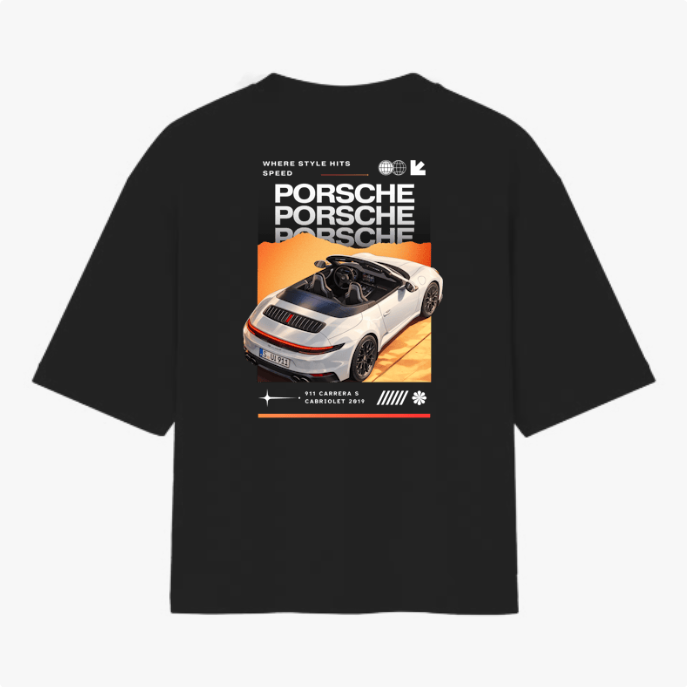 Camiseta com estampa traseira de carro conversível em perspectiva traseira, repetição do nome "Porsche", elementos gráficos futuristas e texto descritivo.
