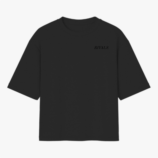 Camiseta com estampa frontal de texto "RIVALS" no lado superior e estampa traseira de carros de corrida com texto sobrepostos "NO SAFETY. NO MERCY. RIVALS".