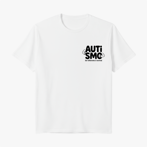 Camiseta com estampa frontal de "AUTISMO" acompanhado de mãos e frase "Ser diferente é normal" e estampa traseira de peças de quebra-cabeça com "O QUE NOS CONECTA É O amor".