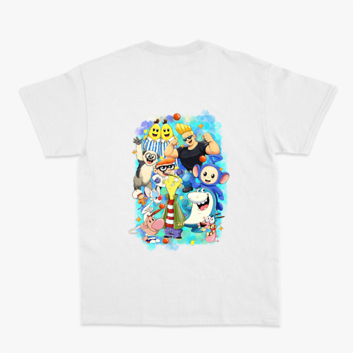 Camiseta com estampa frontal de assinatura estilizada em caligrafia cursiva e estampa traseira de diversos personagens em estilo cartunesco rodeados por elementos coloridos.