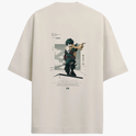 Camiseta com estampa frontal de uma ilustração detalhada de personagem com máscara e cabelo desordenado e estampa traseira de um herói imponente em cenário urbano.