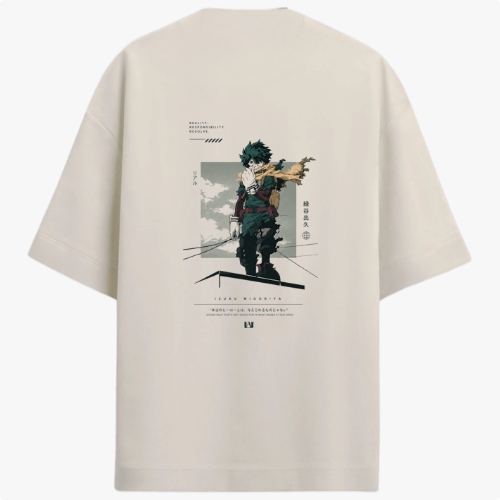 Camiseta com estampa frontal de uma ilustração detalhada de personagem com máscara e cabelo desordenado e estampa traseira de um herói imponente em cenário urbano.