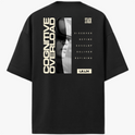 Camiseta com estampa frontal de logotipo vertical minimalista e estampa traseira de texto "Cognitive Overload", imagem digital de rosto e elementos textuais.
