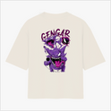 Camiseta com estampa frontal de criatura fantástica com aura mística e estampa traseira de personagem roxo de expressão intensa e texto estilizado.